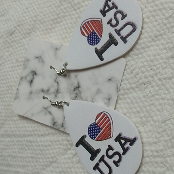 I love USA 4th of July Faux Leather Hypoallergenic earrings Lightweight - Picture 2 of 2